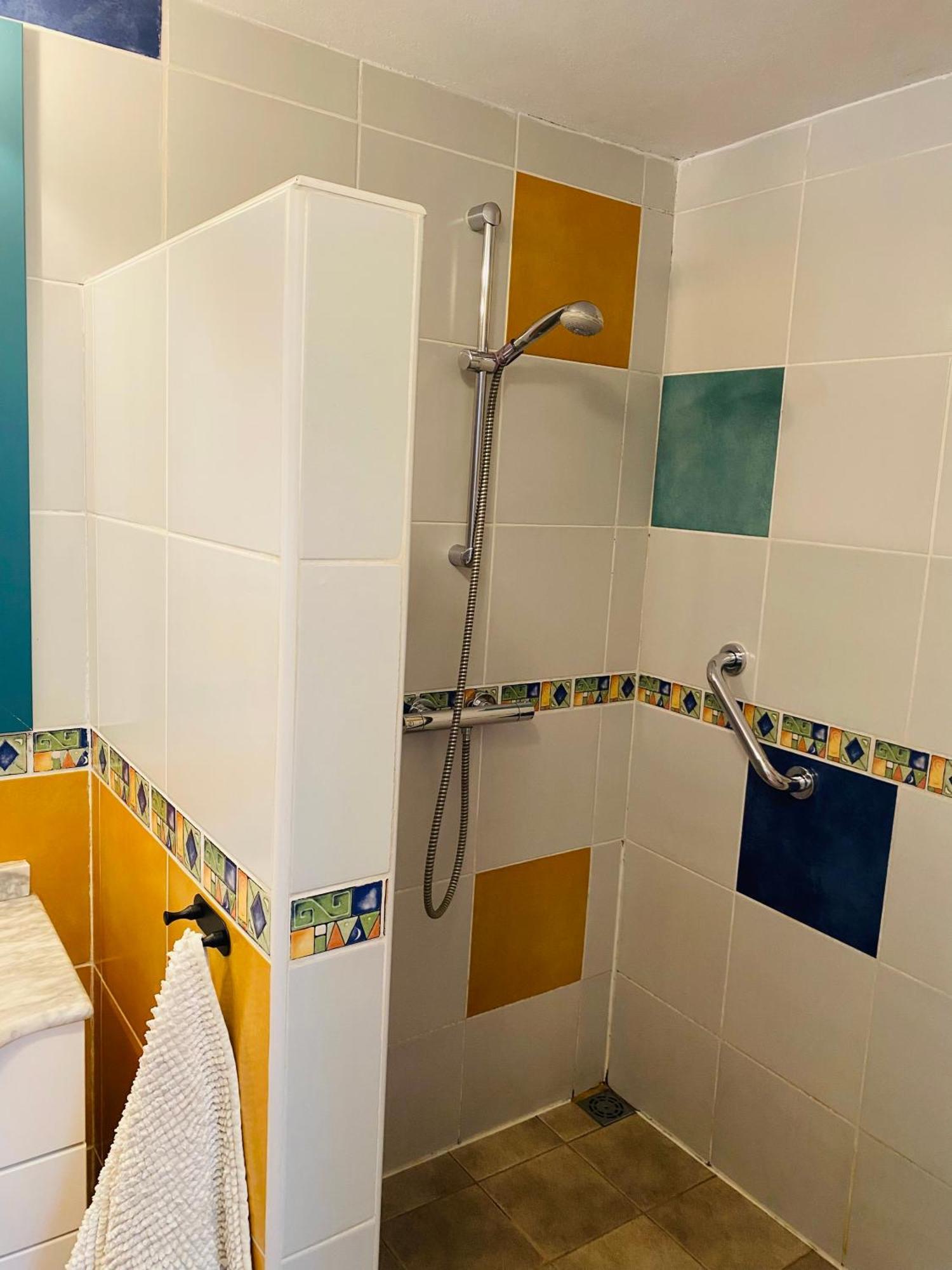 Room With Bathroom In Private House Casa Mar ตอร์ร็อกซ์ ภายนอก รูปภาพ
